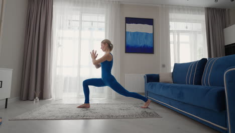 Heim-Yoga-Workout-Auf-Dem-Teppich-Am-Nachmittag-In-Der-Nähe-Des-Sofas-Und-Des-Fernsehers-Im-Wohnzimmer.-Morgengymnastik-Und-Yoga-Kurs.-Komplexe-Yogaübungen-Für-Gleichgewicht-Und-Ausdauer